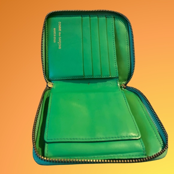 COMME des GARÇONS — Clover-Embossed Zip-Around Wallet | Green Leather - Picture 3 of 8